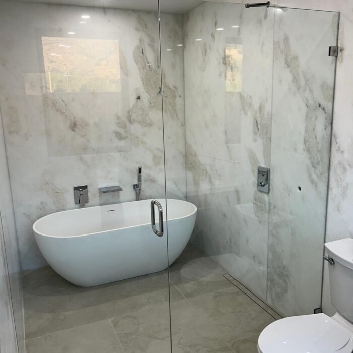 Bathtub with glass doors